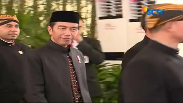 Para Pasukan Pengamanan Presiden (Paspampres) Jokowi mengenakan pakaian adat Solo di resepsi Bobby-Kahiyang.