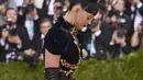 Tak khayal, Katy Perry tampil maksimal dengan gaun gemerlap bertaburkan glitter emas rancangan desainer kondang Prada. (AFP/Binang.com)