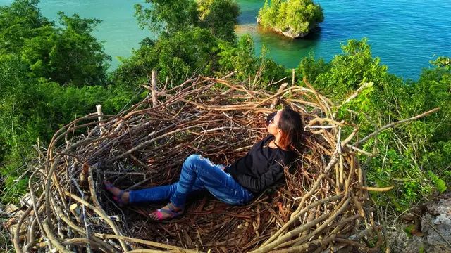 Spot foto yang menghadap di laut lepas di puncak Mongkeluno Desa Wabintingi, menjadi salah satu favorit wisatawan berswafoto.(Ahmad Akbar Fua/Liputan6.com)