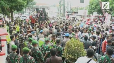 Akibat didemo dan dituding tak memiliki jiwa Pancasila, seorang anggota dewan di Blitar marah dan menantang massa untuk berkelahi.