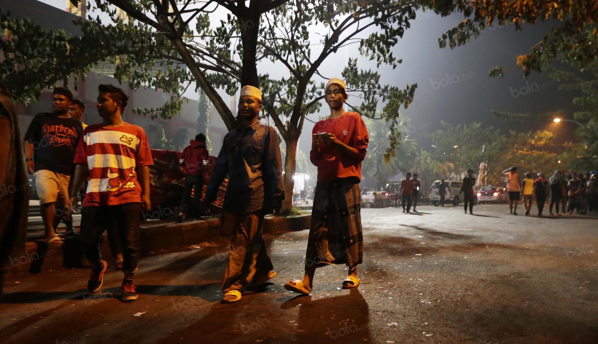 K-Conk Mania usai menyaksikan timnya  Madura United melawan Persiba Balikpapan pada Torabika SC 2016 di Stadion Gelora Bangkalan, Senin(13/6/2016).  (Bola.com/Nicklas Hanoatubun)