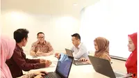 President Director & CEO Alexander Rusli saat berbincang dengan para karyawan Indosat