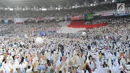 Massa kampanye akbar Pasangan capres-cawapres nomor urut 02 Prabowo Subianto - Sandiaga Uno memadati Stadion Utama Gelora Bung Karno (SUGBK), Senayan, Jakarta, Minggu (7/4/2019). Sebagian besar simpatisan kompak menggunakan pakaian putih-putih. (merdeka.com/Arie Basuki)