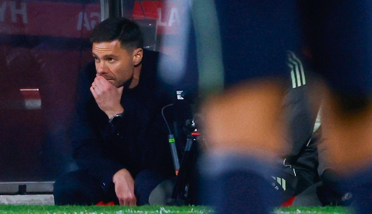 Pelatih Real Madrid, Xabi Alonso, tampak kecewa setelah anak asuhnya bermain imbang 1-1 ketika menghadapi tuan rumah Girona pada laga lanjutan La Liga 2025/2026 di Montilivi, Senin (1/12/2025) dini hari WIB. (AP Photo/Joan Monfort)