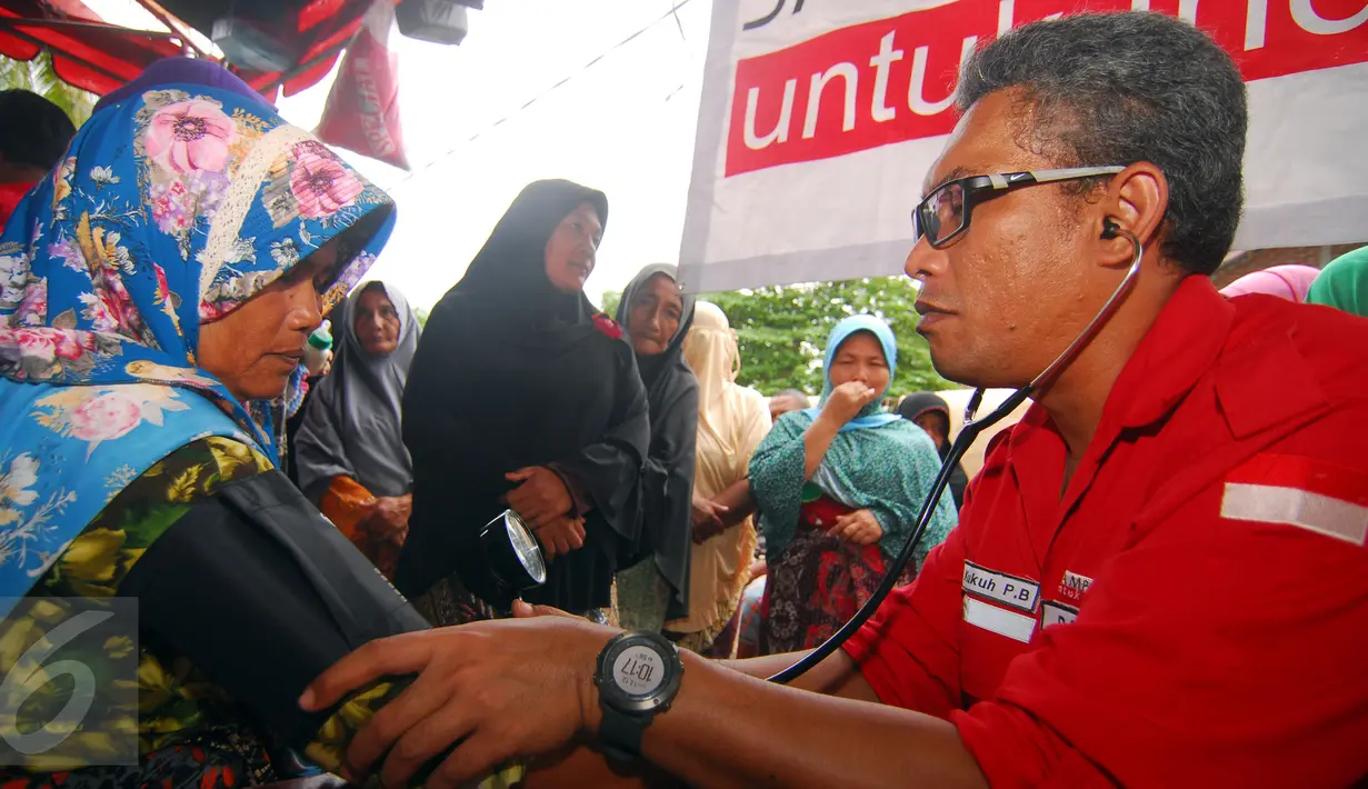 Petugas kesehatan memeriksa kesehatan warga korban gempa Pidie Jaya, Aceh di posko kesehatan bencana (22/12). Basarnas dan  tim SAR PT HM Sampoerna lakukan aski tanggap bencana (Istimewa)