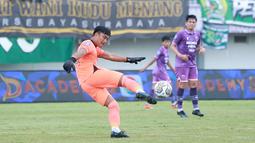 Kiper Persebaya Surabaya, Ernando Ari menendang bola saat melawan Persita Tangerang pada laga pekan ke-18 BRI Liga 1 2022/2023 di Stadion Indomilk Arena, Tangerang, Rabu (18/1/2023) sore WIB. Persebaya menang dengan skor 5-0. (Bola.com/M Iqbal Ichsan)