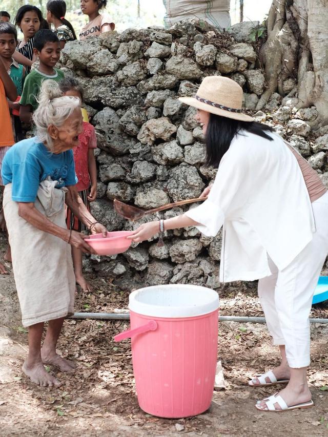 7 Potret Liburan Ririn Ekawati di Sumba, Bagi Vitamin Untuk Warga Setempat