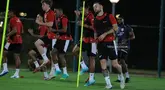 Marc Klok (paling kanan) berserta pemain Timnas Indonesia lainnya tampak serius melakukan sesi latihan di Jedaah, Arab Saudi pada Sabtu (4/10/2025). (Dok. Timnas Indonesia)