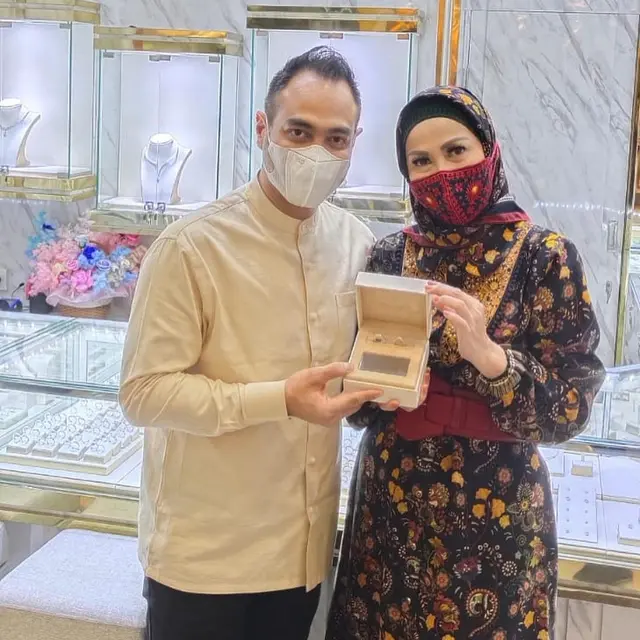 6 Potret Detail Cincin Pernikahan Venna Melinda, Mewah Berlapis Berlian