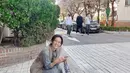 Gemasnya Han Hyo Joo berjongkok di pinggir jalan. Menunjukkan sisinya yang realistis meski berpredikat artis terkenal. (Foto: Instagram/ hanhyojoo222)
