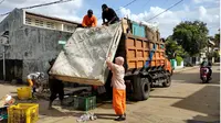 Petugas Dinas Lingkungan Hidup (DLH) Kota Tangerang mulai angkut sampah usai banjir surut. (Liputan6.com/Pramita Tristiawati)