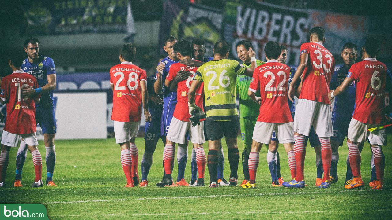 Ilustrasi Persija Vs Persib_2 (Bola.com/FOTO: Nicklas Hanoatubun /GRAFIS: Adreanus Titus)