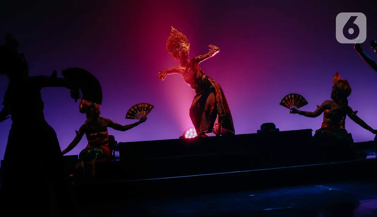 Seniman tampil dalam pagelaran Sabang Merauke Premier With Live Perfomance di Djakarta Theater, Kamis (2/6/2022). Pementasan melibatkan ratusan seniman ternama Tanah Air ini diselenggarakan selama tiga hari, pada 3 – 5 Juni 2022, di Djakarta Theater. (Liputan6.com/Faizal Fanani)