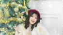 Begini potret Anneth Delliecia saat melalukan pemotretan dengan tema Natal. Berpose di samping pohon natal besar dengan kenakan jaket berbahan bulu dipadukan dengan topi, Anneth begitu memesona. (Liputan6.com/IG/@fdphotography90)