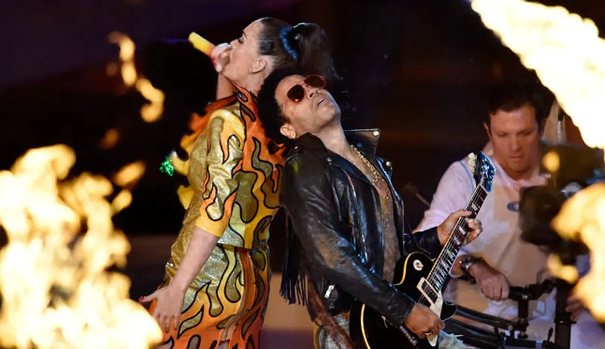 Lenny Kravitz saat muncul memainkan gitar dan berkolaborasi dengan Katy Perry di ajang Super Bowl XLIX Halftime Show di University of Phoenix Stadium, Arizona, Amerika Serikat, Minggu (1/2/2015). (Joe Camporeale-USA TODAY Sports)