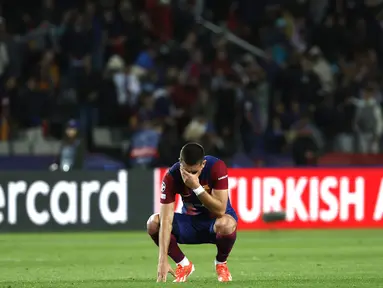 Reaksi penyerang Barcelona Ferran Torres pada akhir duel leg kedua perempat final Liga Champions 2023/2024 menghadapi PSG, di Stadion Olimpic Lluis Companys, Rabu (17/4/2024) dini hari WIB. (AP Photo/Joan Monfort)