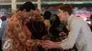 Sri Sultan Hamengkubuwono menyalami seorang WNA saat Open House di Bangsal Kepatihan, Yogyakarta, Senin (11/7). Warga yang hadir diperkirakan mencapai ribuan orang. (Liputan6.com/Boy Harjanto)