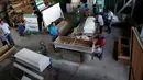 Pengguna narkoba diberi ketrampilan di Pusat Rehabilitasi Narkoba Luzon di Pampanga, Filipina Utara pada 1 Oktober 2016. Kebijakan Presiden Duterte membuat ribuan pengguna narkoba tobat. (REUTERS/ Erik De Castro)