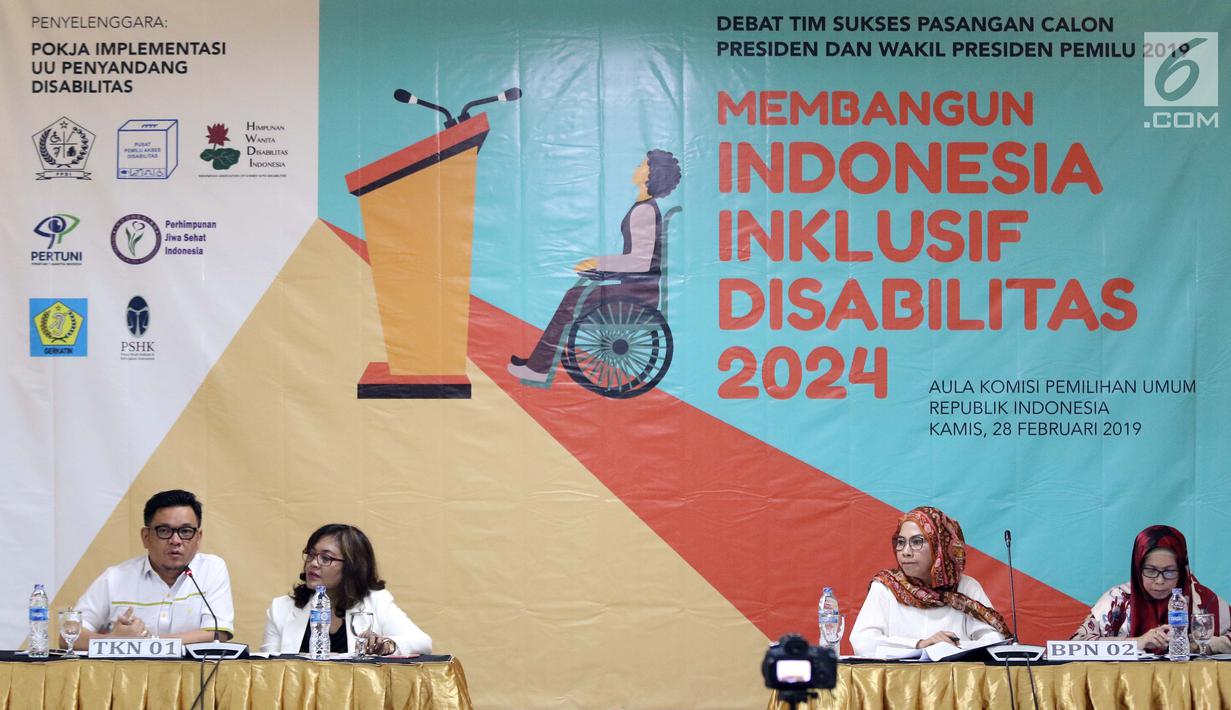 Juru bicara Tim Kampanye Nasional Paslon 01, TB Ace Hasan Syadzily (kiri) saat mengikuti debat tim sukses Capres/Cawapres di Gedung KPU, Jakarta, Kamis (28/2). Debat bertema Membangun Indonesia Inklusif Disabilitas 2024. (Liputan6.com/Helmi Fithriansyah)