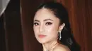 Rambut panjang hitam ditata dengan kuncir setengah ke belakang tanpa hiasan. Bagian depan rambut dibuat rapi belah dua tanpa poni. [@marshanda99]