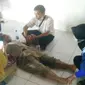 Seorang Pegawai Negeri Sipil (PNS) kesurupan di ruang tengah Museum Bahari, Penjaringan, Jakarta Utara, pascakebakaran yang terjadi Selasa (16/1/2018). (Liputan6.com/Moch Harun Syah)