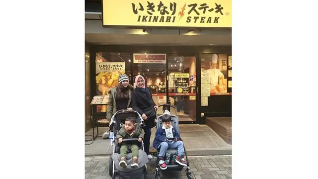 Bak Adik Kakak, Ini 6 Momen Kedekatan Vicky Shu dengan Ibunda