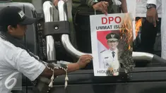 Massa dari ormas Islam se- DIY membakar foto Gubernur DKI Jakarta saat tabligh akbar di Titik Nol km, Yogya, Minggu (9/10). Mereka mendukung PP Muhammadiah yang telah melaporkan Ahok ke Polda Metro Jaya atas penistaan agama. (Liputan6.com/ Boy Harjanto)