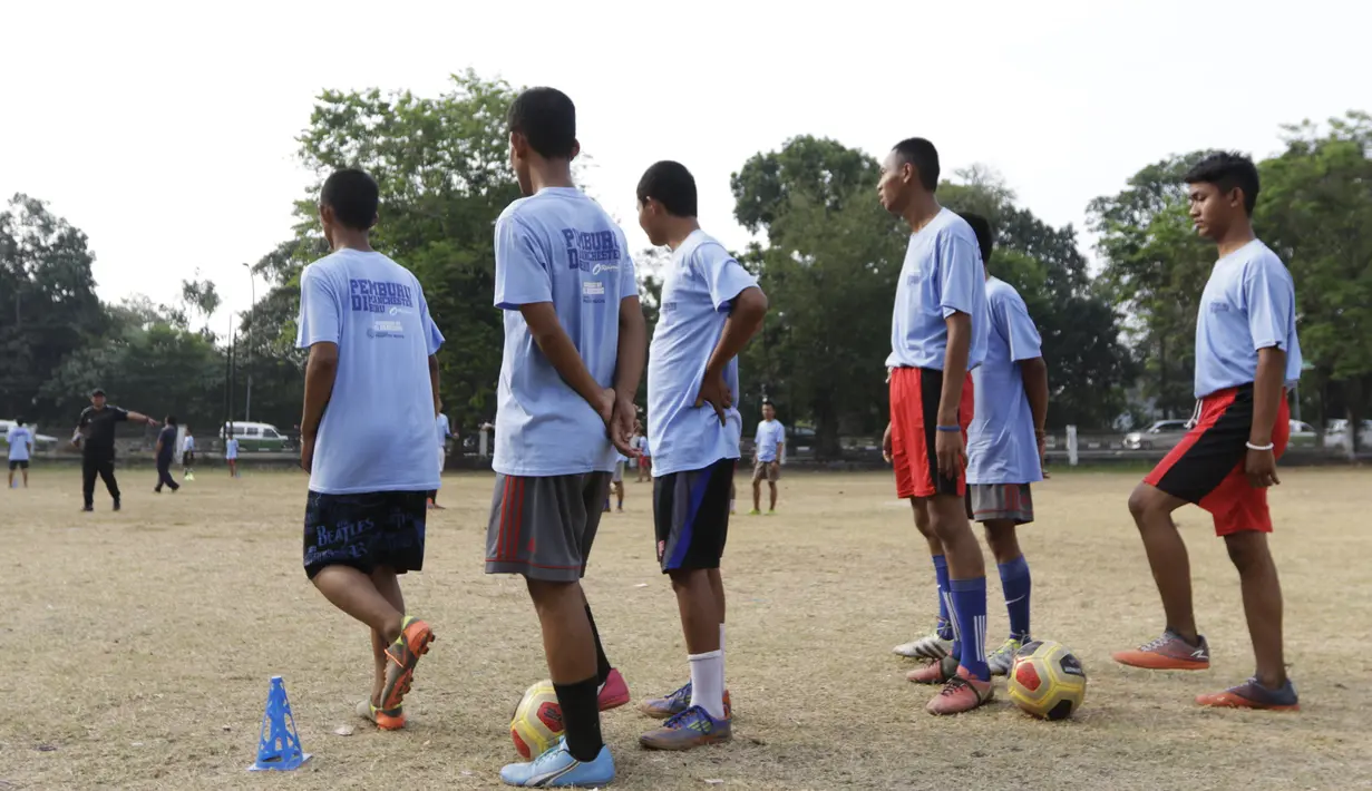 Para anak didik tampak fokus saat mengikuti pelatihan bersama Rahmad Darwaman di Lembaga Pemasyarakatan Anak Tangerang, Banten, Senin (26/8). Latihan ini dalam rangka rencana pembuatan film. (Bola.com/Vitalis Yogi Trisna)