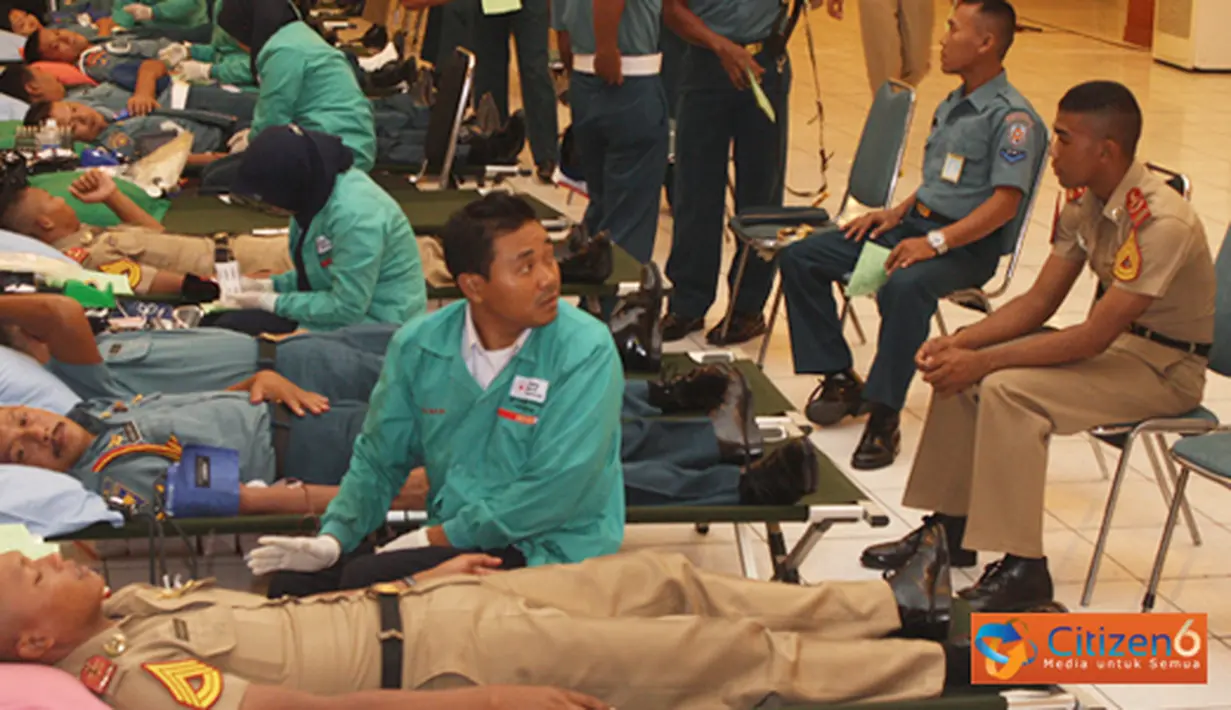 Citizen6, Surabaya: Sedikitnya 1.500 orang pendonor dari kalangan prajurit, PNS TNI, prajurit siswa dan Jalasenastri  menjadi target Panitia Donor Darah dalam rangka  Hari Pendidikan TNI AL (Hardikal) ke- 66, Senin (23/4). (Pengirim: Penkobangdikal)