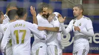 Penyerang Real Madrid, Karim Benzema (kedua kanan) berselebrasi bersama rekan-rekannya usai mencetak gol ke gawang Eibar pada pertandingan lanjutan Liga Spanyol di  stadion Ipurua (9/11/2019). Benzema mencetak dua gol dipertandingan ini dan mengantar Madrid menang 4-0. (AP Photo/Alvaro Barrientos)