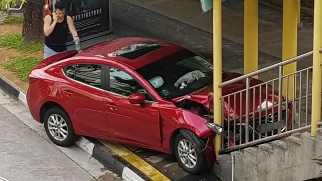 Gara-gara kecoak, mobil yang dikemudikan lansia di Singapura ini celaka (handout via Strait Times)
