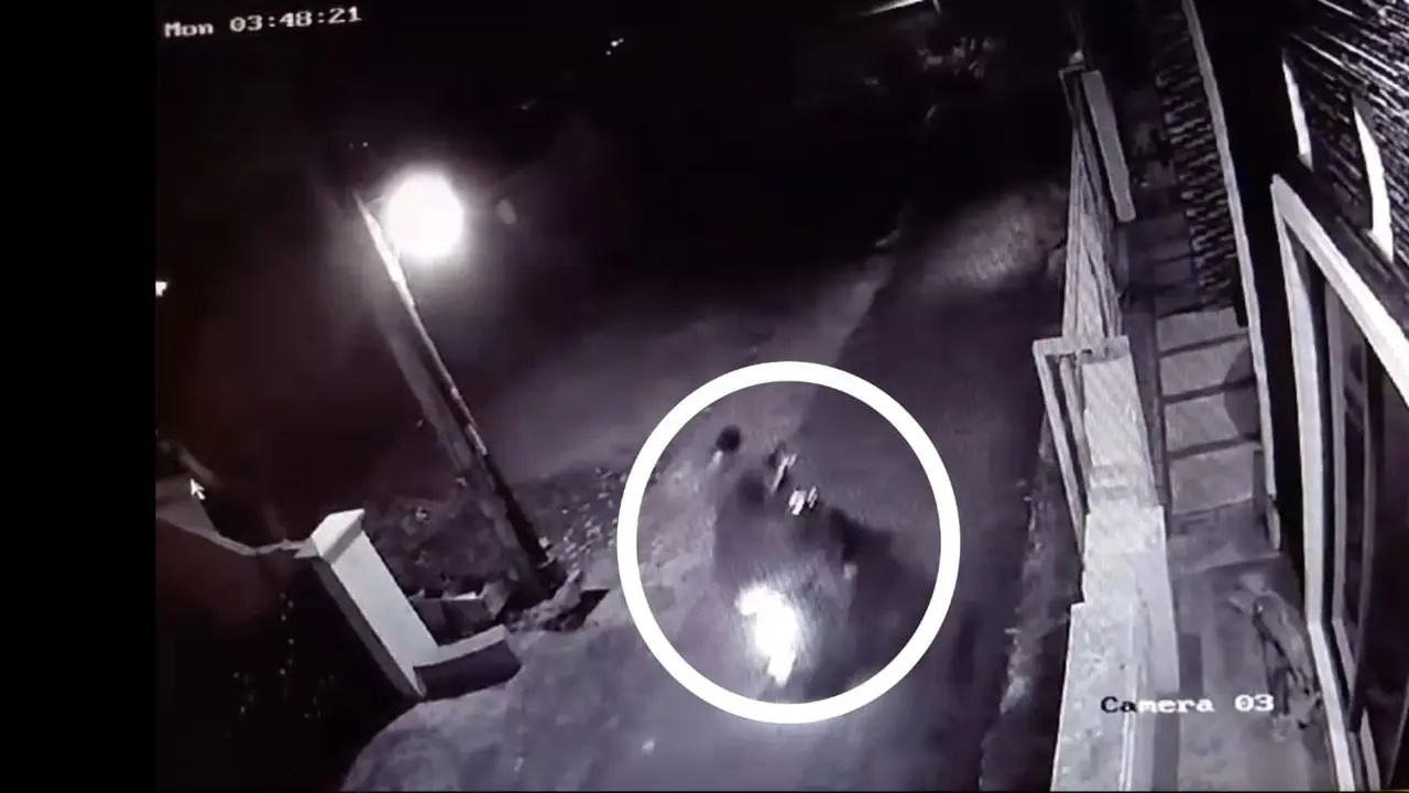 Tangkapan layar rekaman kamera pengawas (CCTV) para pelaku pencurian sepeda motor beraksi. Foto (Istimewa)