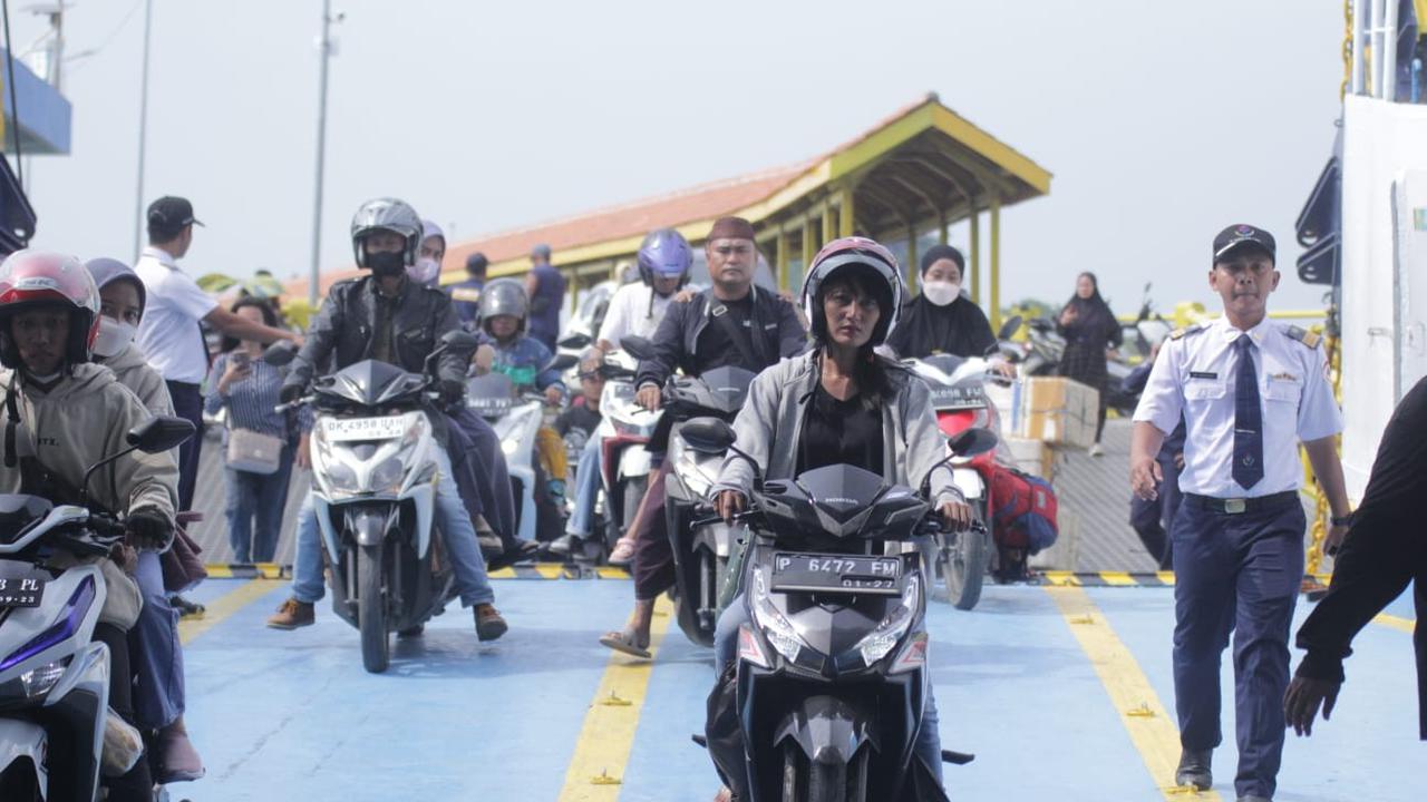 Aktivitas bongkar muat di Pelabuhan Jangkar Situbondo (Hermawan Arifianto/Liputan6.com)