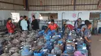 Pekerja Palestina mengisi tabung gas di stasiun pengisian resmi di kamp pengungsi Nuseirat, di bagian tengah Jalur Gaza, pada Senin 10 November 2025. Meski dalam jumlah terbatas, pasokan bahan bakar gas untuk memasak mulai didistribusikan ke warga Gaza. (Eyad Baba/AFP)