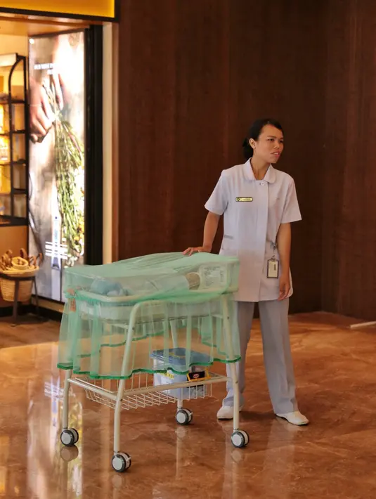 Pada hari keempat, pasangan Rini dan Jevin yang berprofesi sebagai Disc Jockey (DJ) serta bayinya sudah diizinkan meninggalkan rumah sakit. (Adrian Putra/Bintang.com)