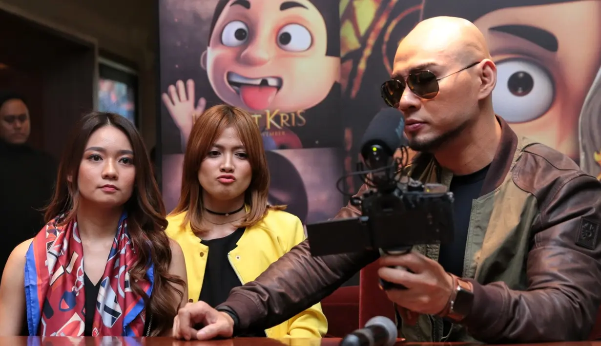 "Nagih sih, kayak biasanya kan di depan layar aktingnya keliatan nah kalau ini kita nggak keliatan tapi fokus di suaranya aja. Jadi harus memunculkan karakter, penjiwaan cuma dengan suara itu lebih susah," kata Stella. (Adrian Putra/Bintang.com)