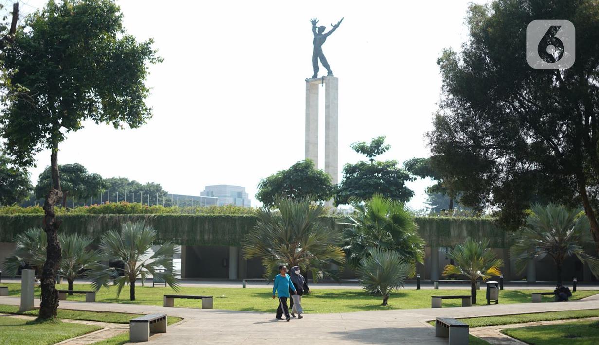 Warga beraktivitas di sekitar Taman Lapangan Banteng, Jakarta Pusat, Sabtu (13/6/2020). Mulai hari ini, taman yang berada di pusat Kota Jakarta tersebut kembali dibuka untuk umum, namun jumlah pengunjung tetap dibatasi sebanyak 200 orang setiap pagi dan sore hari. (Liputan6.com/Immanuel Antonius)