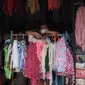 Pedagang menunggu pembeli di Pasar Cipadu, Tangerang, Senin (21/9/2020). Asosiasi Pertekstilan Indonesia (API) menyatakan industri Tekstil dan Produk Tekstil (TPT) sudah mulai beroperasi meski belum normal kembali akibat daya beli yang masih rendah di masa pandemi. (Liputan6.com/Angga Yuniar)