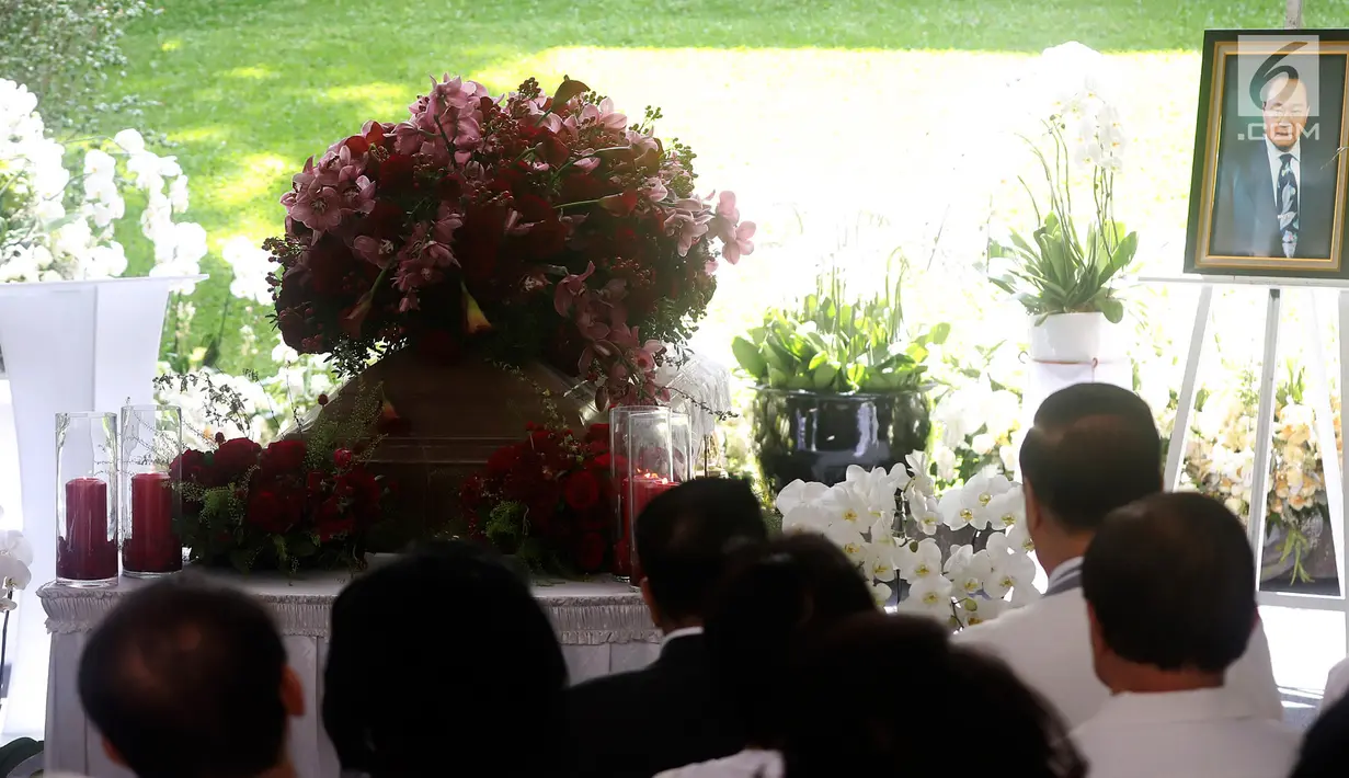 Suasana prosesi pemakaman pendiri Sinar Mas Grup, Eka Tjipta Widjaja di tempat peristirahatan Desa Marga Mulya, Karawang, Jawa Barat, Sabtu (02/2). Eka Tjipta dimakamkan di tempat peristirahatan terakhir keluarga Widjaja. (Liputan6.com/HO/Jefri)