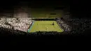 Petenis Inggris Raya, Andy Murray, saat bertanding melawan Mikhail Kukushkin dalam Turnamen tenis Wimbledon di London, Inggris. (30/6/2015). (REUTERS/Henry Browne)