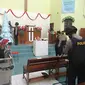Anggota Sabhara Polres Tuban ketika melakukan sterilisasi di Gereja jelang ibadah Natal 2020. (Liputan6.com/Ahmad Adirin)