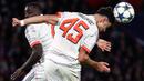 Pemain Bayern Munchen, Aleksandar Pavlovic menyundul bola dalam laga Liga Champions 2025/2026 melawan PSG di Parc des Princes, Paris, Prancis, Selasa (04/11/2025) waktu setempat. (AFP/Franck Fife)