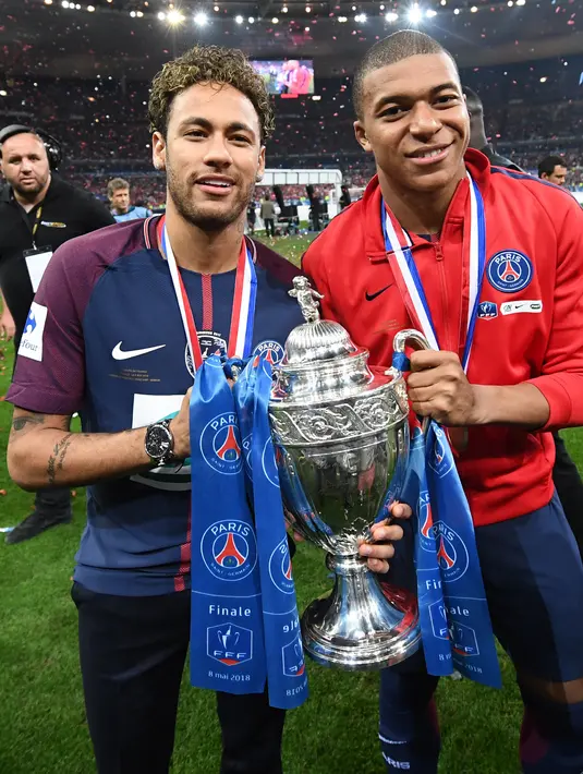 Penyerang PSG, Neymar Jr dan Kylian Mbappé tersenyum sambil membawa Piala Prancis di Saint-Denis, Paris (8/5). Paris Saint Germain (PSG) sukses menjuarai Piala Prancis usai menang 2-0 atas Tim divisi tiga, Les Herbiers.  (AFP Photo/Franck Fife)