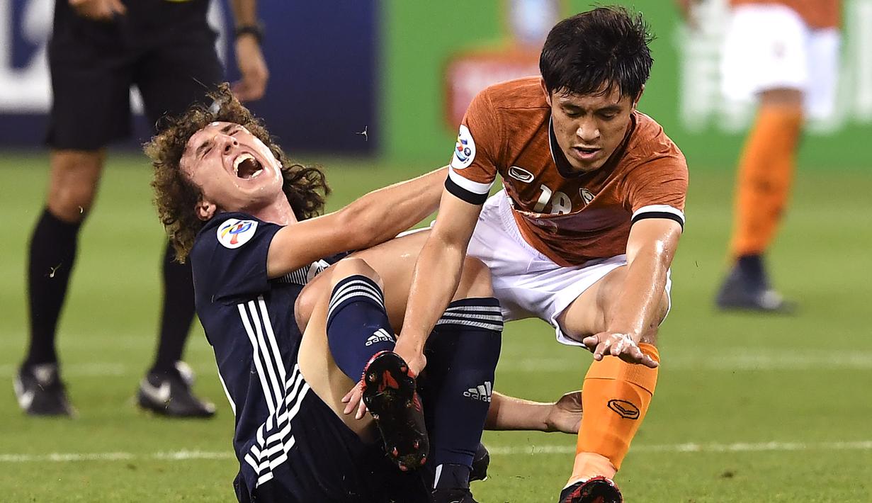 Pemain Melbourne Victory, Jay Barnett, dijatuhkan pemain Chiangrai United, Thirayu Banhan, pada laga Liga Champions Asia di Melbourne, Selasa (11/2). Melbourne menang 1-0 atas Chiangrai. (AFP/William West)
