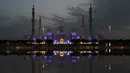 Suasana Masjid Agung Sheikh Zayed ketika umat Muslim bersiap melaksanakan salat tarawih pertama di Abu Dhabi, Rabu (17/5). Masjid ini adalah masjid terbesar ketiga di dunia setelah masjid di Mekkah dan Madinnah. (AFP PHOTO/KARIM SAHIB)