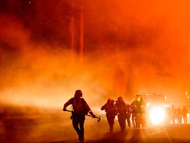 Petugas pemadam kebakaran memerangi Mosquito Fire yang menyala di Michigan Bluff Rd, Placer County, California, Amerika Serikat, 7 September 2022. (AP Photo/Noah Berger)
