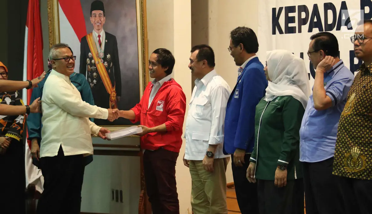 Ketua KPU Pusat Arief Budiman memberikan hasil penelitian administrasi Pemilu 2019 secara simbolis di KPU Pusat, Jakarta, Jumat (17/11). Sebanyak 14 parpol harus memperbaiki dokumen dalam berkas pendaftaran. (Liputan6.com/Angga Yuniar)