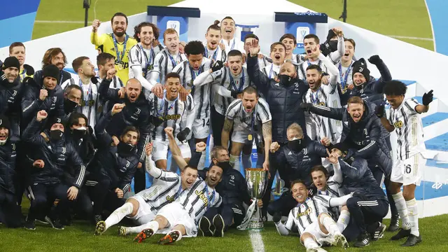 FOTO: Ekspresi Andrea Pirlo Usai Meraih Trofi Perdana Sebagai Pelatih