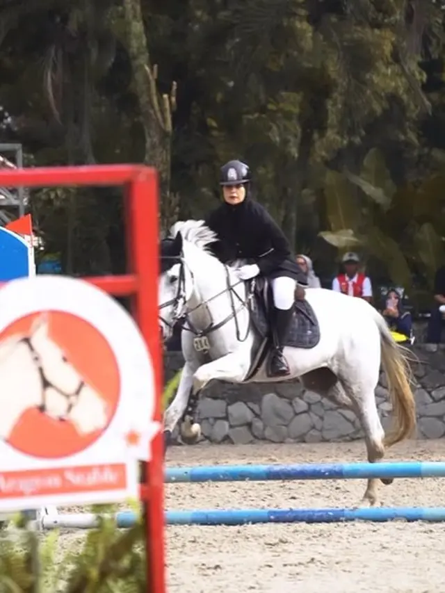 Shireen Sungkar pakai seragam berkuda (Instagram/shireensungkar)