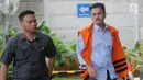 Mantan Anggota DPRD Sumatera Utara Tonnies Sianturi tiba di Gedung KPK, Jakarta, Jumat (28/12). Tonnies diperiksa sebagai tersangka terkait dugaan menerima suap. (Merdeka.com/Dwi Narwoko)